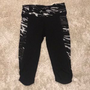 ❌SOLD❌ Athleta Urban Camo Crop Workout Leggings.